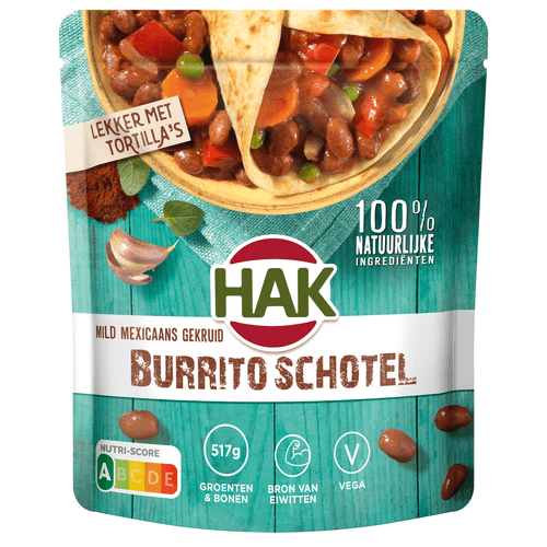 Foto van Hak Burritoschotel bonen-groente-saus op witte achtergrond