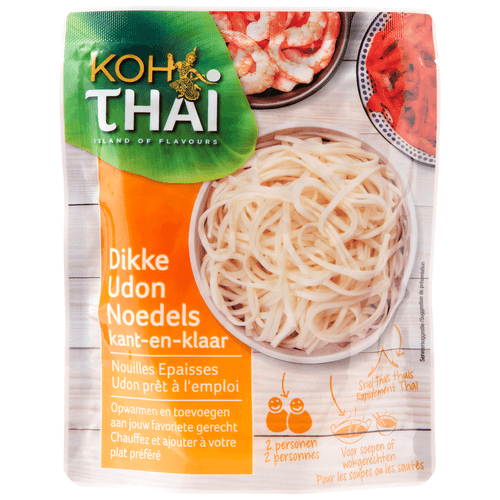 Foto van Koh Thai Noedels dikke udon kant-en-klaar op witte achtergrond