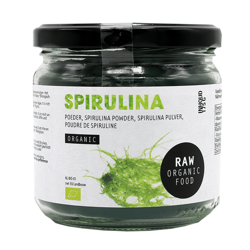 Foto van Raw Organic Spirulinapoeder op witte achtergrond