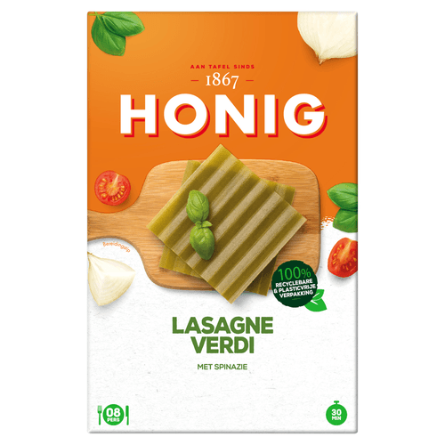 Foto van Honig Lasagne verdi spinazie op witte achtergrond