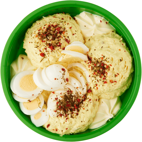 Foto van Johma Gevuld eitje salade schotel op witte achtergrond