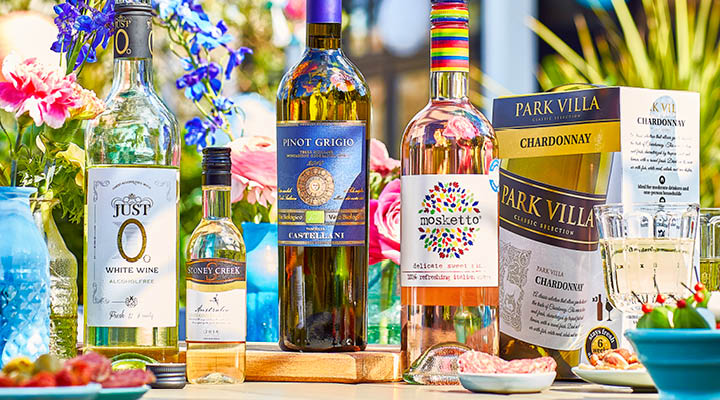 Tuinfeest flessen op tafel