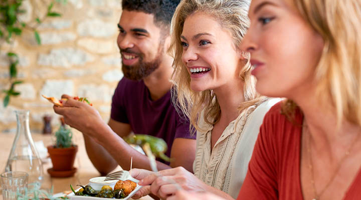 Tuinfeest vrienden aan tafel